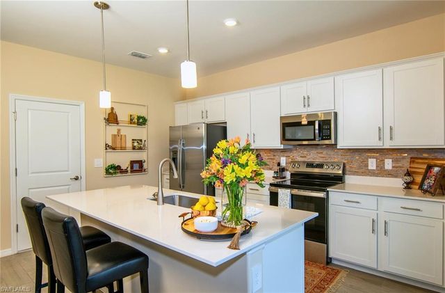 2433 Avocado LN, Naples, FL 34120
