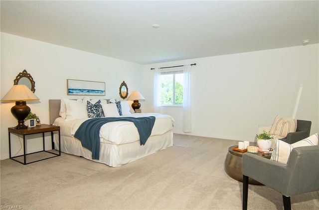 2433 Avocado LN, Naples, FL 34120