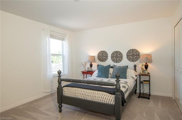 2433 Avocado LN, Naples, FL 34120