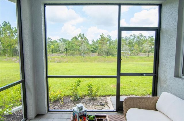 2433 Avocado LN, Naples, FL 34120