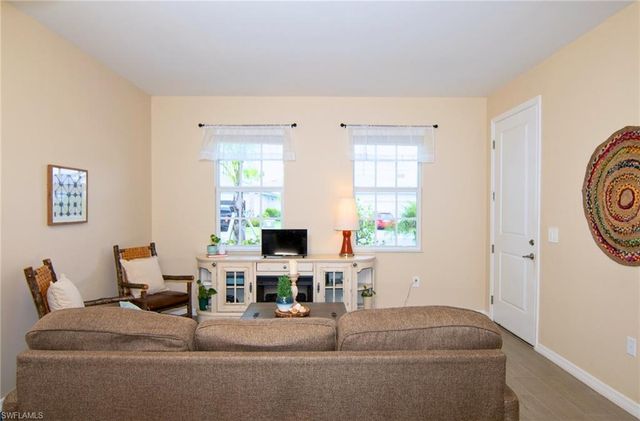 2433 Avocado LN, Naples, FL 34120