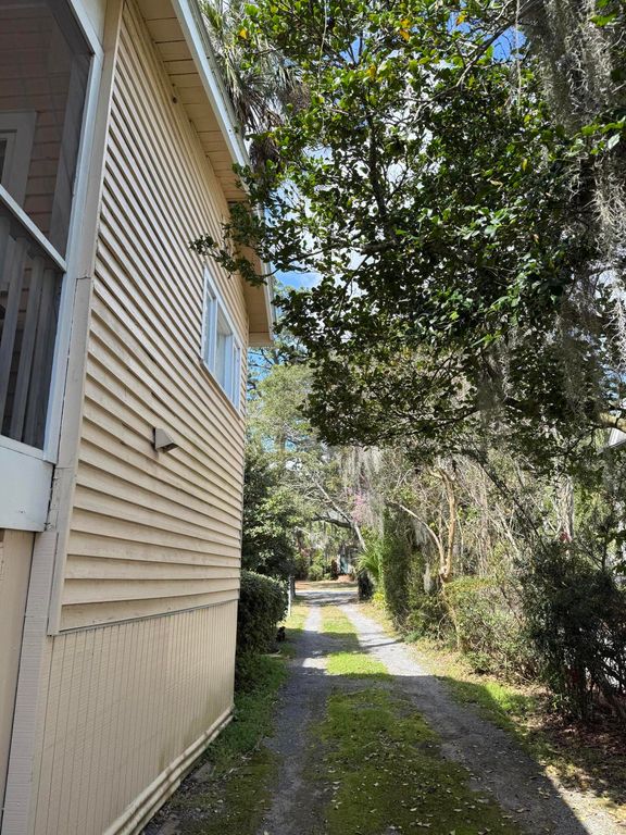 Image 5 of property listing at 11 Formosa Drive, Charleston, SC 29407