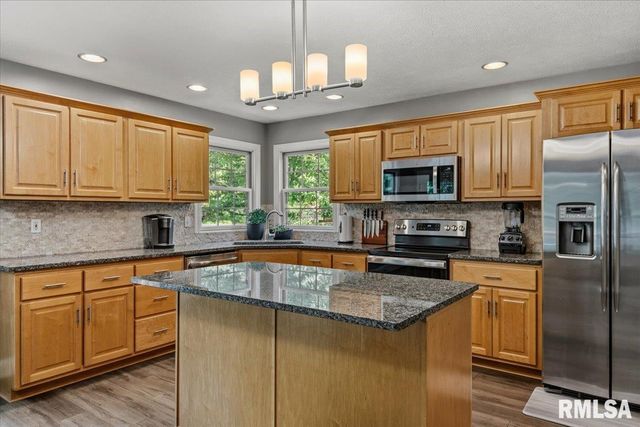 202 HUNTINGTON Road, Chatham, IL 62629