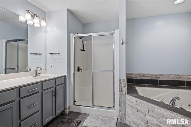 202 HUNTINGTON Road, Chatham, IL 62629