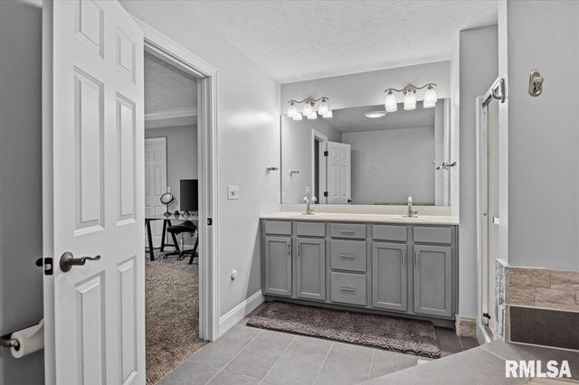 202 HUNTINGTON Road, Chatham, IL 62629