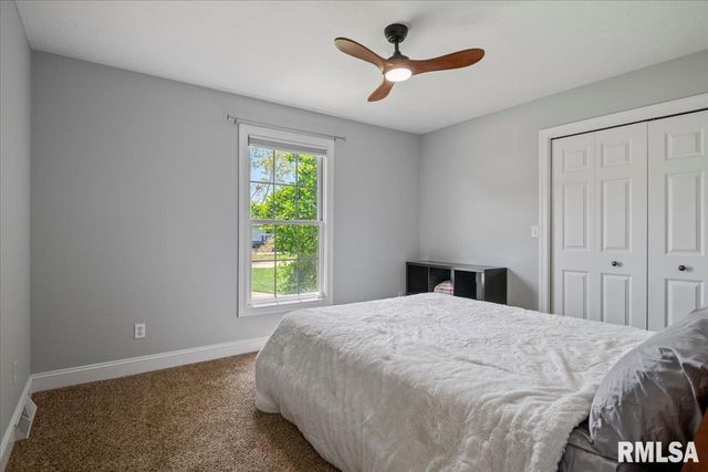 202 HUNTINGTON Road, Chatham, IL 62629