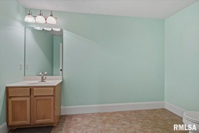 202 HUNTINGTON Road, Chatham, IL 62629