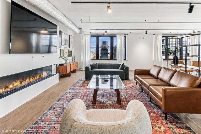 728 W JACKSON Boulevard 326, Chicago, IL 60661