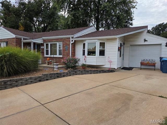 10227 Burdeau Lane, Overland, MO 63114
