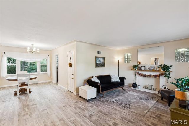 10227 Burdeau Lane, Overland, MO 63114