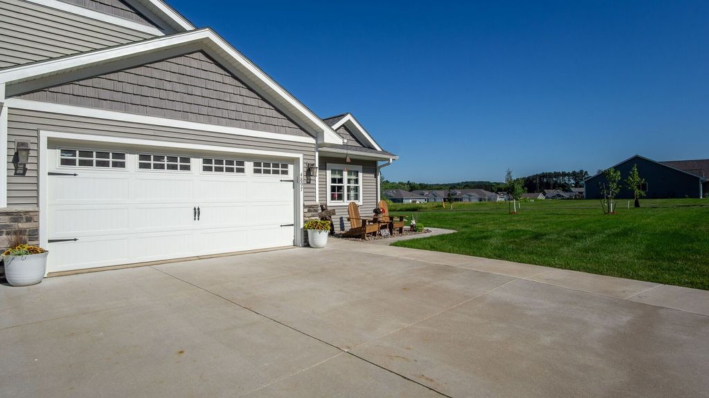 Image 10 of property listing at 4897 Field Crest Lane, Eau Claire, WI 54701