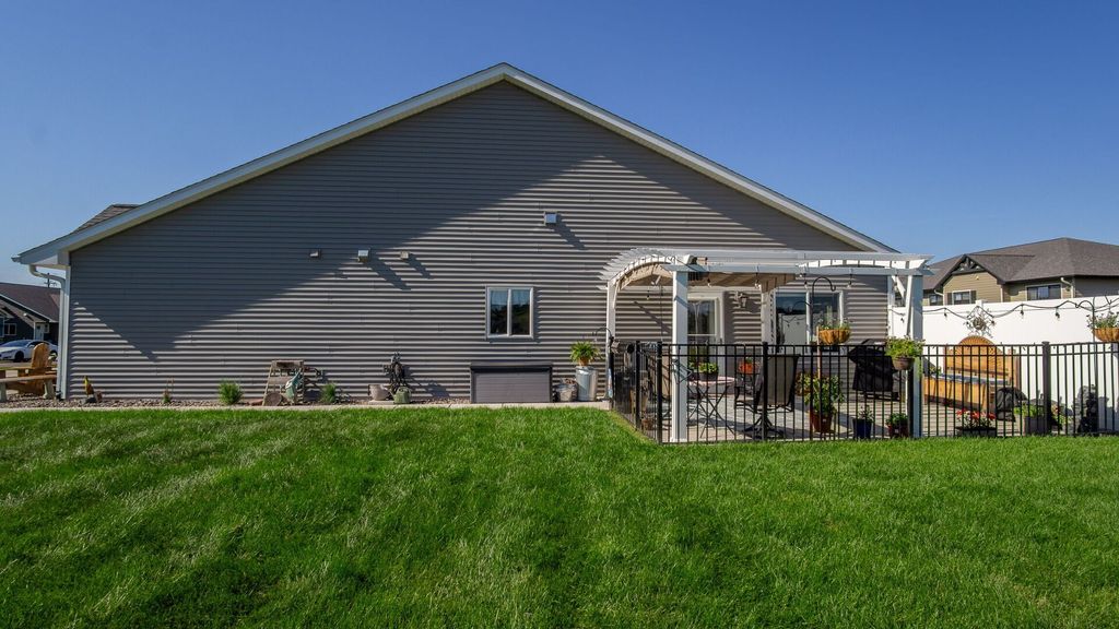 Image 8 of property listing at 4897 Field Crest Lane, Eau Claire, WI 54701