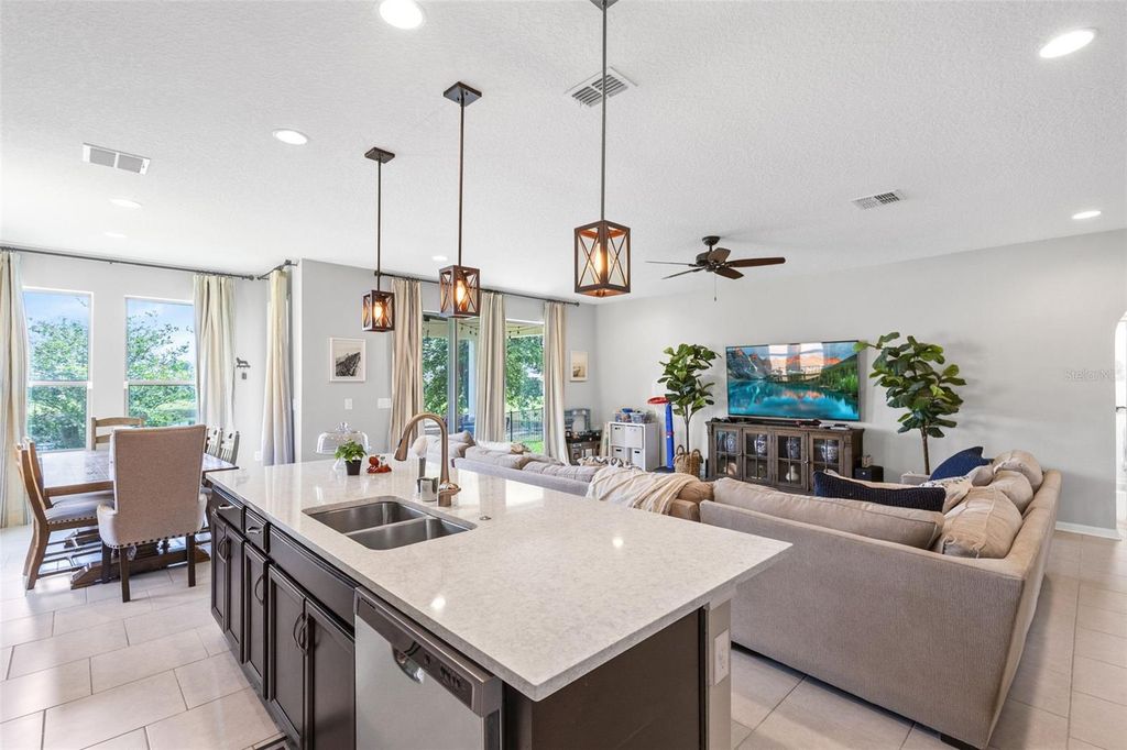 Image 8 of property listing at 1213 FOUNTAIN COIN LOOP, Orlando, FL 32828