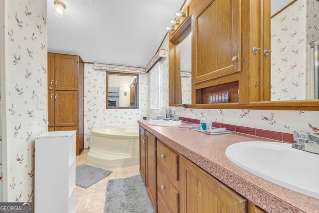 261 Green Meadows Drive, Hartwell, GA 30643