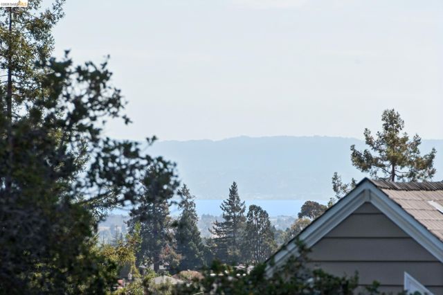 114 Indian Rd, Piedmont, CA 94610