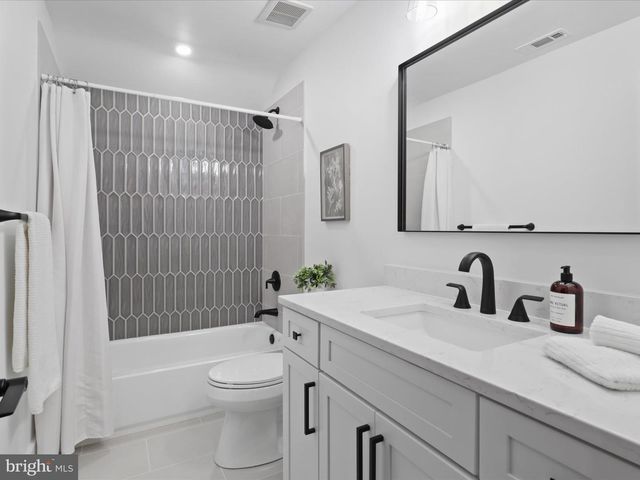 2520 N VERNON ST, Arlington, VA 22207