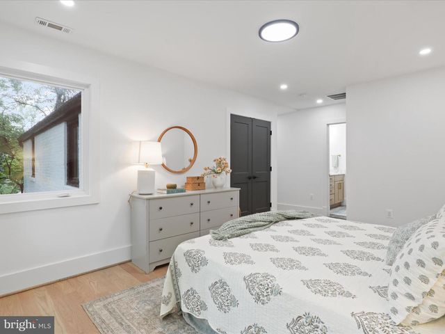 2520 N VERNON ST, Arlington, VA 22207