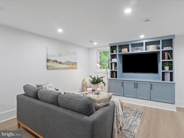 2520 N VERNON ST, Arlington, VA 22207