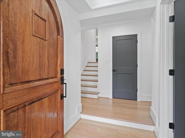 2520 N VERNON ST, Arlington, VA 22207