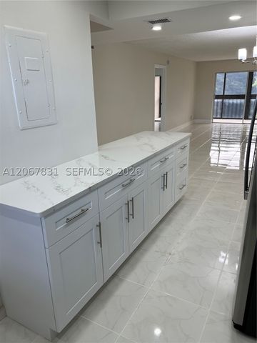 5900 NW 44th St 405, Lauderhill, FL 33319