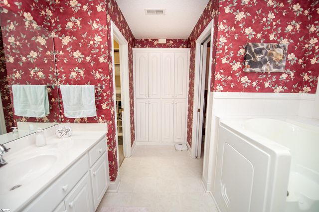815 White Magnolia Drive, Inman, SC 29349