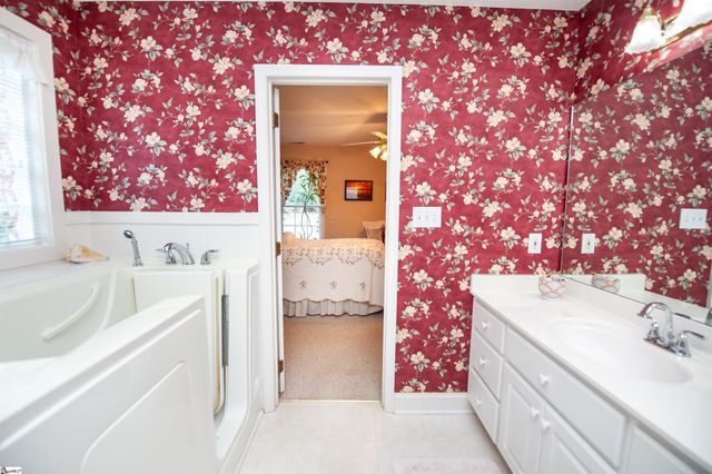 815 White Magnolia Drive, Inman, SC 29349