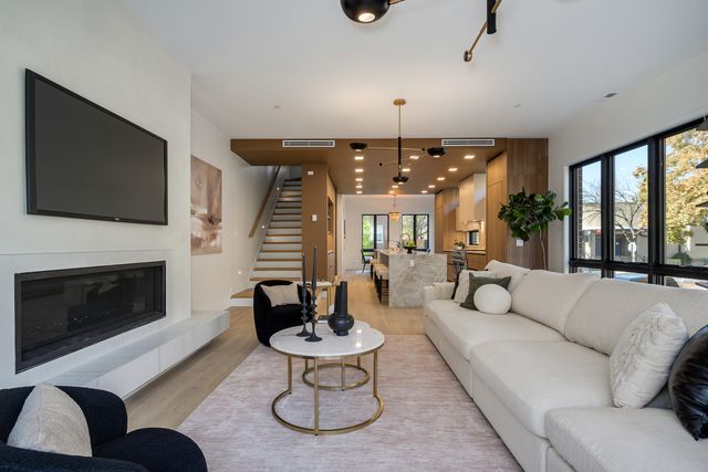 825 N Leavitt Street, Chicago, IL 60622