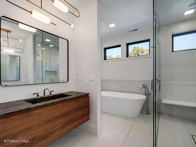 825 N Leavitt Street, Chicago, IL 60622