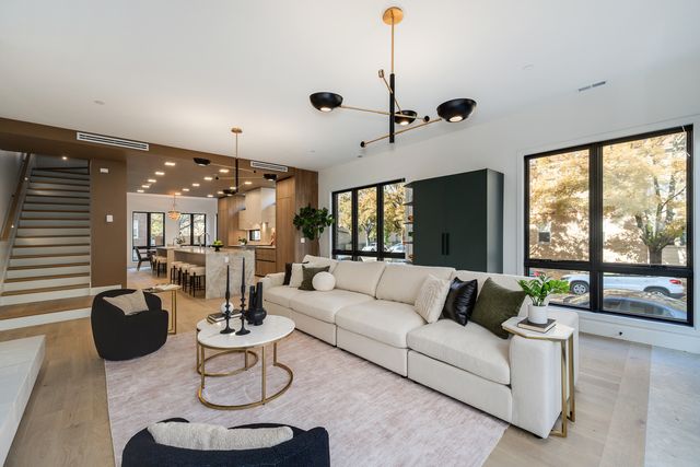 825 N Leavitt Street, Chicago, IL 60622