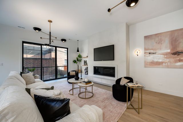 825 N Leavitt Street, Chicago, IL 60622