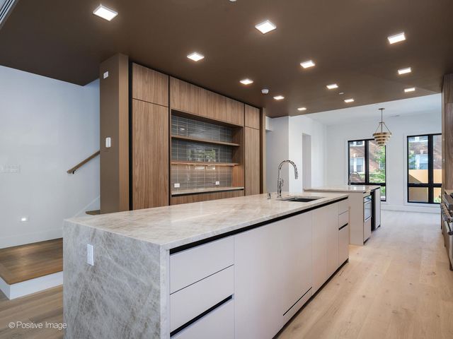 825 N Leavitt Street, Chicago, IL 60622