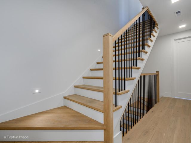 825 N Leavitt Street, Chicago, IL 60622