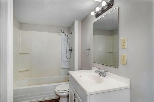 4221 W Maple Street, Springfield, MO 65802