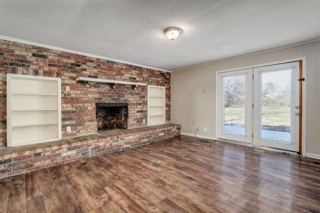 4221 W Maple Street, Springfield, MO 65802