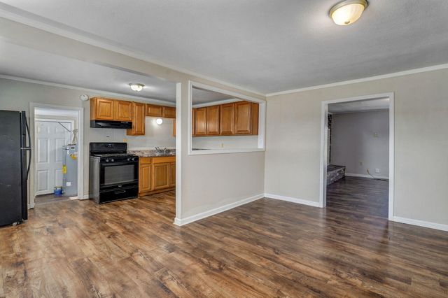 4221 W Maple Street, Springfield, MO 65802