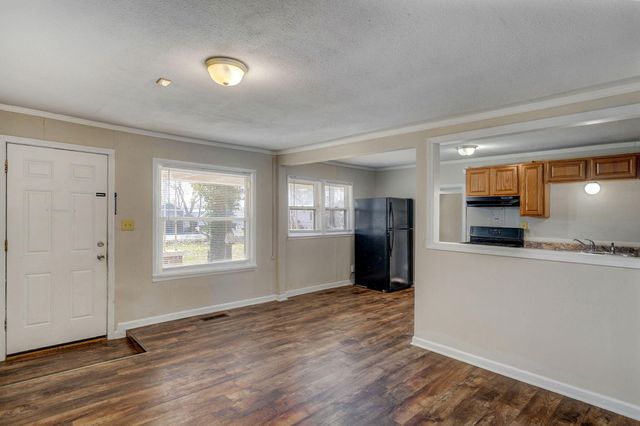 4221 W Maple Street, Springfield, MO 65802