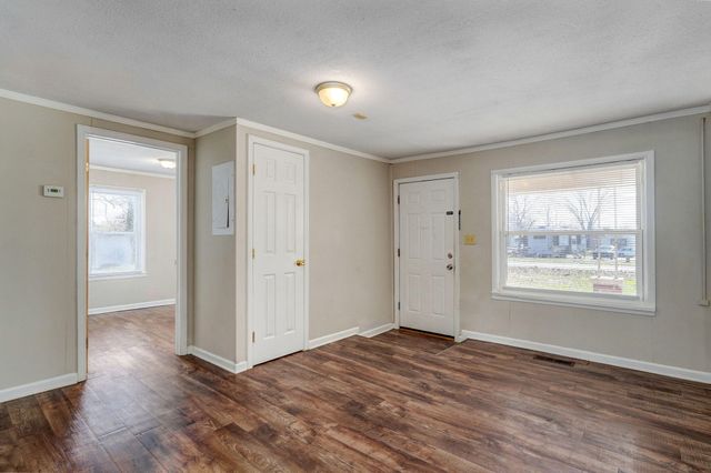 4221 W Maple Street, Springfield, MO 65802