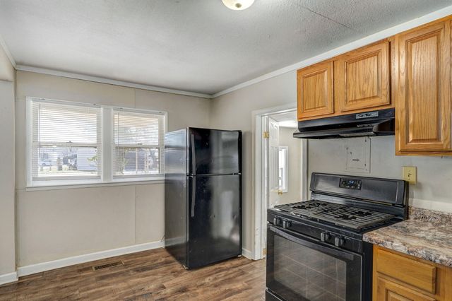 4221 W Maple Street, Springfield, MO 65802