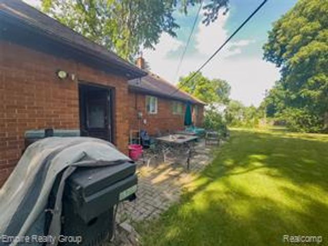 2766 W Huron Street, Waterford, MI 48328