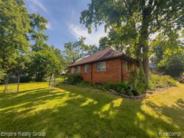 2766 W Huron Street, Waterford, MI 48328