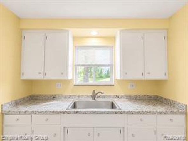 2766 W Huron Street, Waterford, MI 48328
