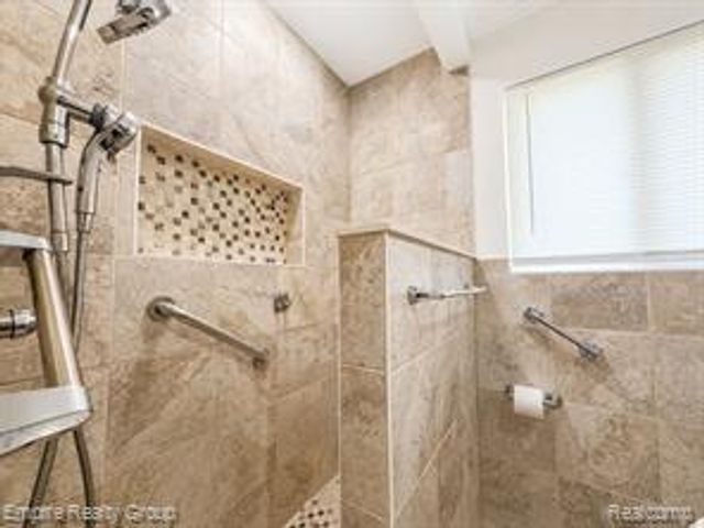 2766 W Huron Street, Waterford, MI 48328