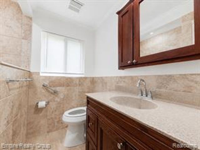 2766 W Huron Street, Waterford, MI 48328