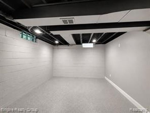 2766 W Huron Street, Waterford, MI 48328