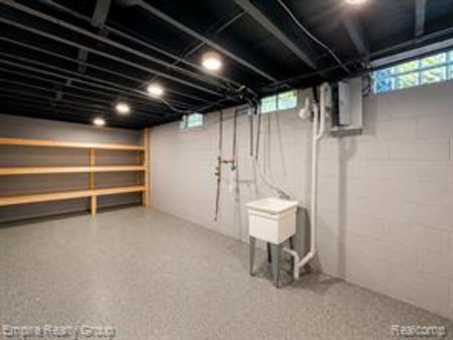 2766 W Huron Street, Waterford, MI 48328