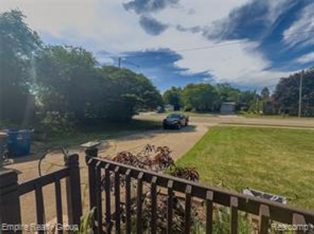 2766 W Huron Street, Waterford, MI 48328