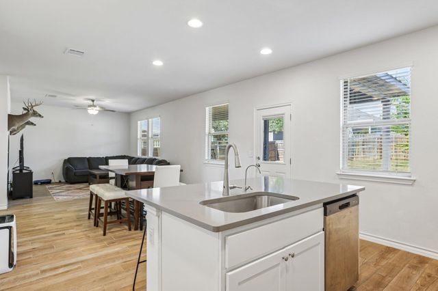 140 Limonite LN, Liberty Hill, TX 78642