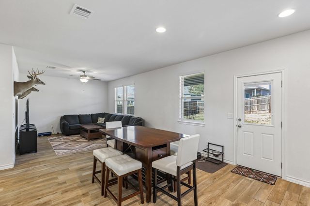 140 Limonite LN, Liberty Hill, TX 78642