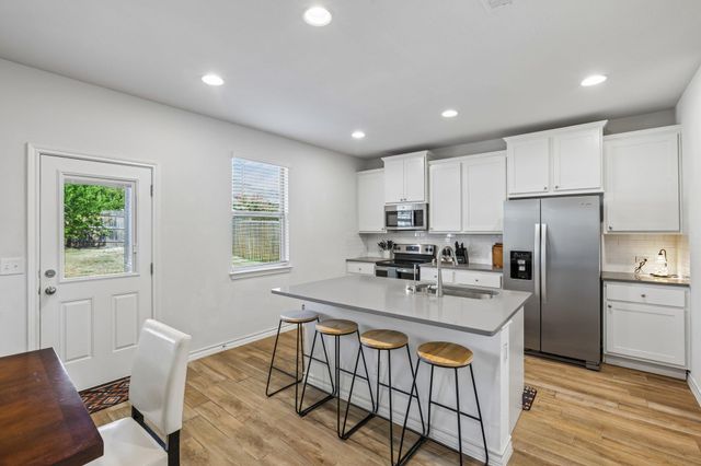 140 Limonite LN, Liberty Hill, TX 78642