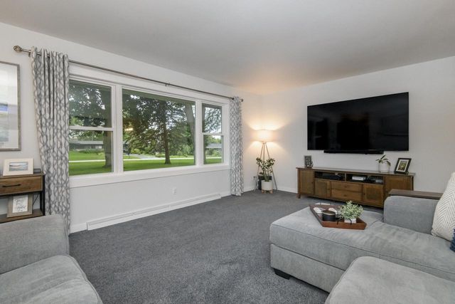 334 Maple WAY S, Waukesha, WI 53188